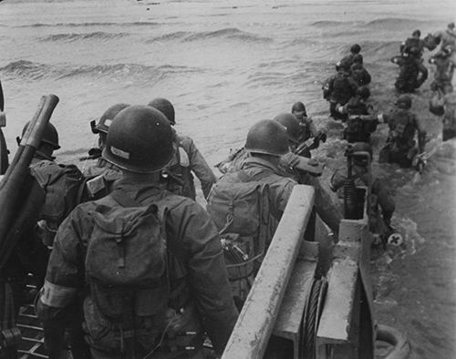 American soldiers come ashore on Utah beach