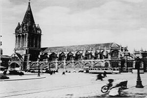 Browse The church of St-Pierre in central Caen