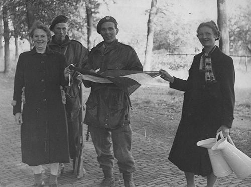 Two Dutch Commandos being welcomed by Dutch women