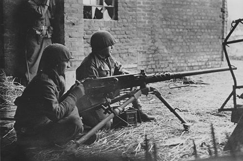 A machine gun crew of the US 9th Army