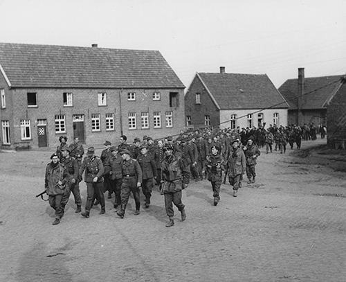 Glider pilots with German prisoners