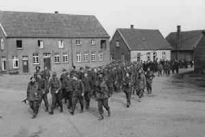 Glider pilots with German prisoners