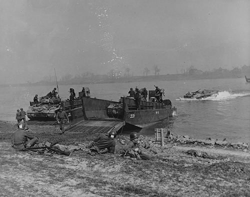 LCM-3 forwards light tanks over the Rhine