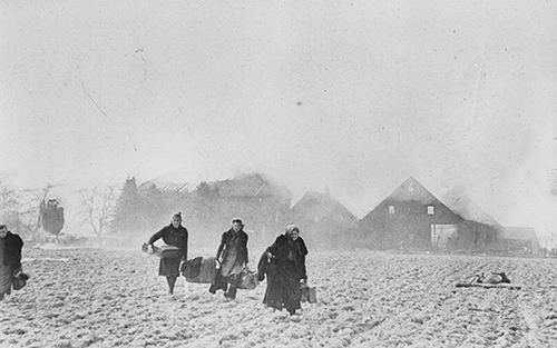 German farmers fleeing from their burning house