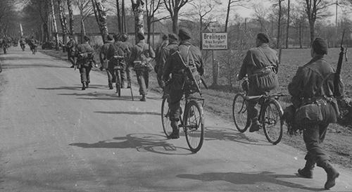 Troops marching and riding on Brelingen