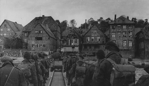 12th Para Bn crossing the River Elbe