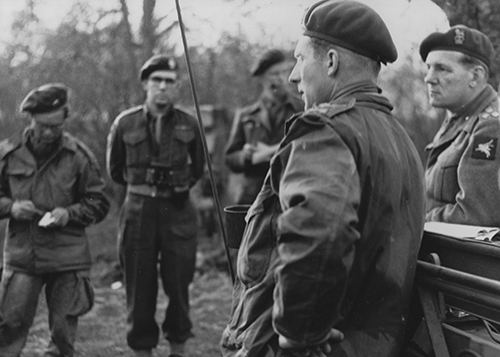 Major General Bols talks to War Correspondents.