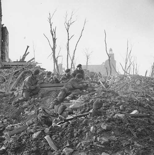 6th Commando personnel in a defensive position