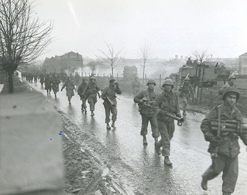 101st Airborne Infantry Div marches out of Bastogne