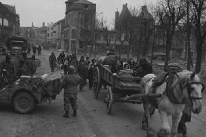 Browse A group of refugees in Bastogne