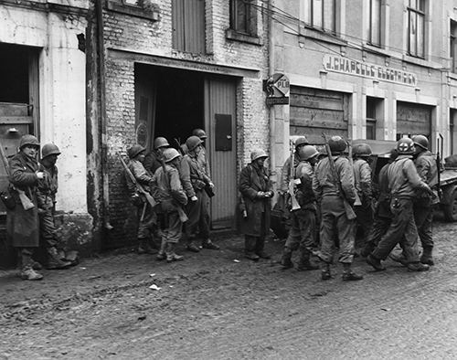 Elements of the 110th Regiment, 28th Inf Div reach Bastogne