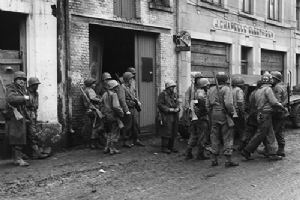 Browse Elements of the 110th Regiment, 28th Inf Div reach Bastogne