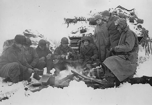 Soldiers of the 3rd Armoured Division cook their rations